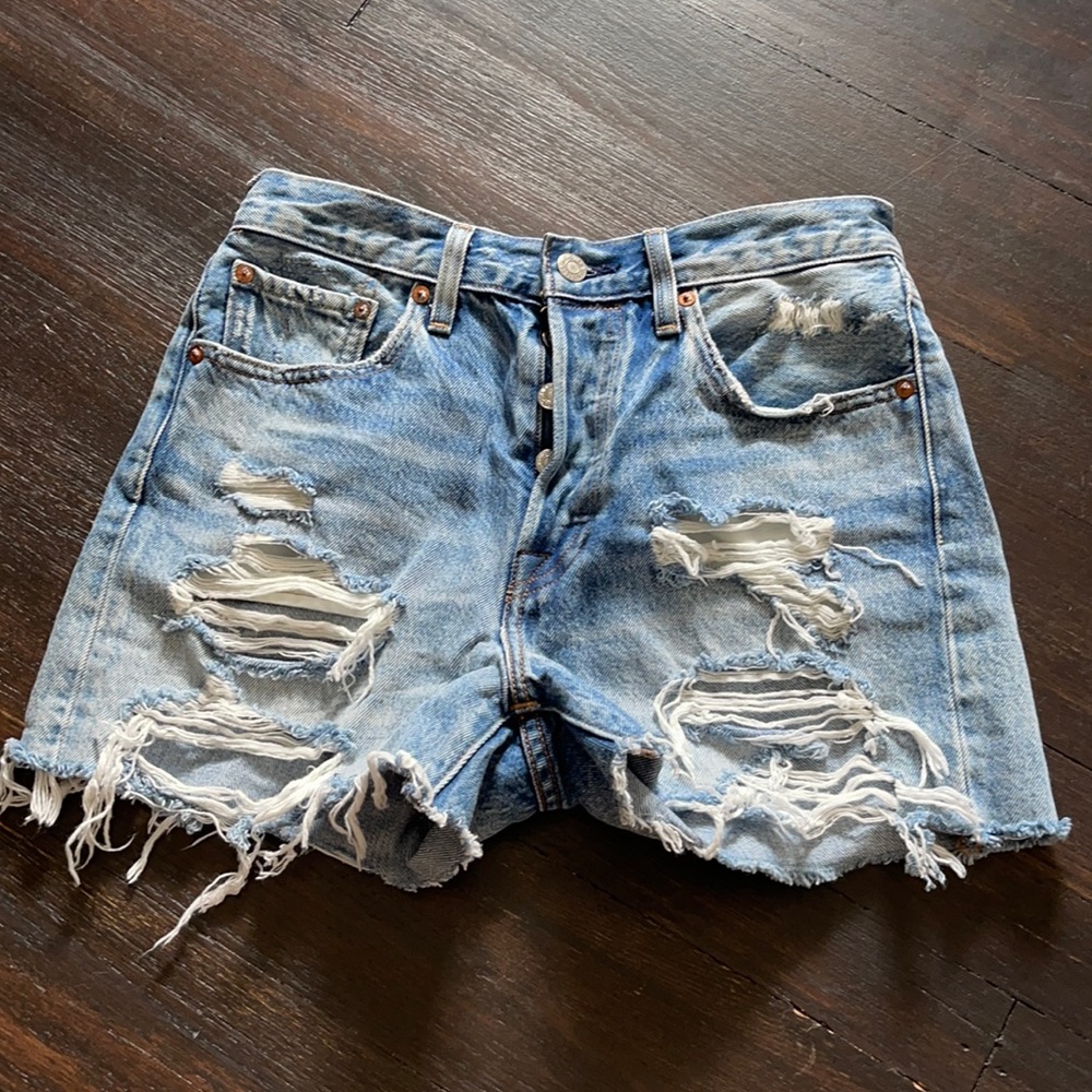 Levi’s distressed cutoff shorts waist size 27